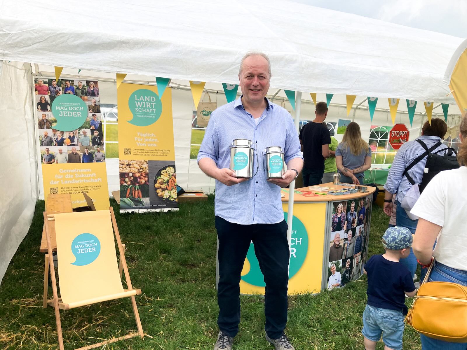 Laptop zeigt Webseite von Hof Westermann mit Begrüßung und Bildern eines Landwirts im Stall.