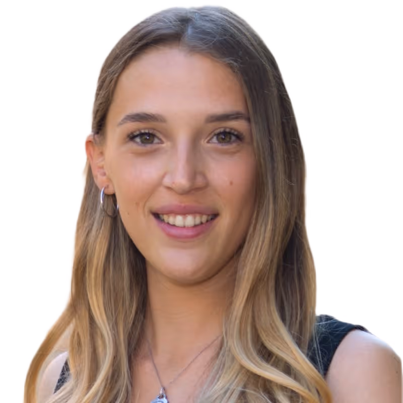 Donna giovane con capelli biondi lunghi e lisci, sorridente, indossa orecchini a cerchio e una collana con ciondolo, sfondo bianco.