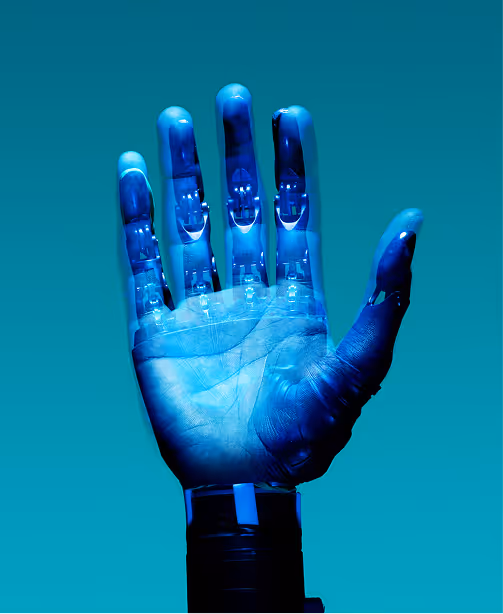 Mano robotica blu aperta vista di fronte su sfondo blu.