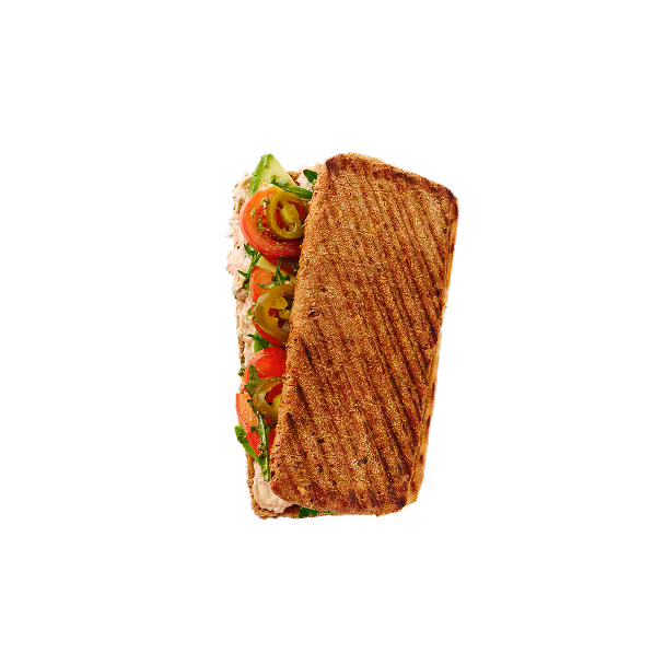 Gegrilltes Sandwich auf dunklem Hintergrund, teilweise geöffnet. Enthält Tomaten, Salat, Jalapeños und Hähnchenfleisch und wirkt frisch und appetitlich.