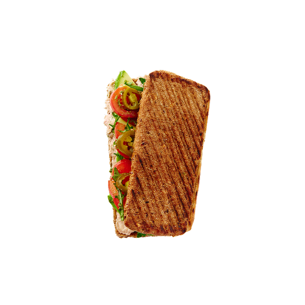 Gegrilltes Sandwich auf dunklem Hintergrund, teilweise geöffnet. Enthält Tomaten, Salat, Jalapeños und Hähnchenfleisch und wirkt frisch und appetitlich.