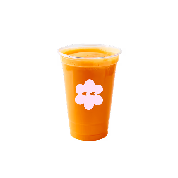Ein durchsichtiger Plastikbecher, gefüllt mit leuchtend orangefarbenem Saft, steht vor schwarzem Hintergrund. Der Becher ziert ein weißes, blütenartiges Logo, das Frische symbolisiert.