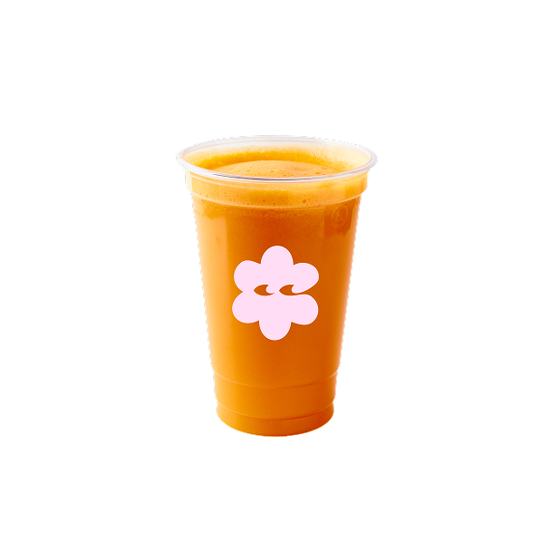 Ein durchsichtiger Plastikbecher, gefüllt mit leuchtend orangefarbenem Saft, steht vor schwarzem Hintergrund. Der Becher ziert ein weißes, blütenartiges Logo, das Frische symbolisiert.