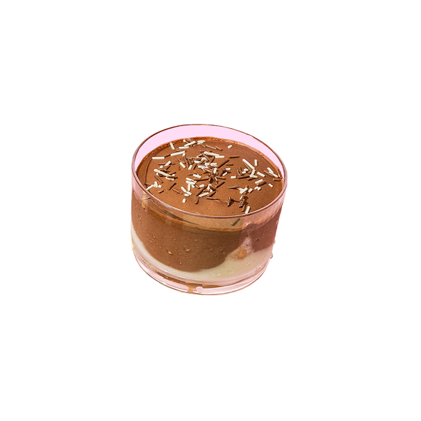 Ein Glasbecher gefüllt mit reichhaltiger Schokoladenmousse, garniert mit weißen und dunklen Streuseln, vor schwarzem Hintergrund – ein dekadenter und genussvoller Anblick.