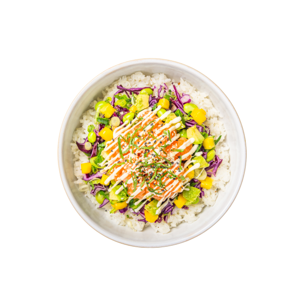 Eine farbenfrohe Poké-Bowl mit weißem Reis, garniert mit Lachsscheiben, Edamame, Avocado, Mango, Rotkohl, cremigem Guss und Kräutern. Farbenfroh und frisch.