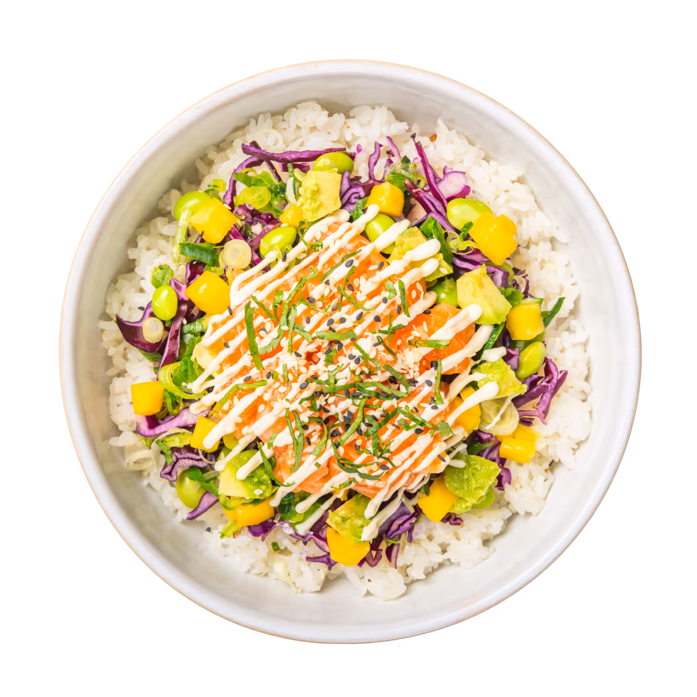 Eine farbenfrohe Poké-Bowl mit weißem Reis, garniert mit Lachsscheiben, Edamame, Avocado, Mango, Rotkohl, cremigem Guss und Kräutern. Farbenfroh und frisch.