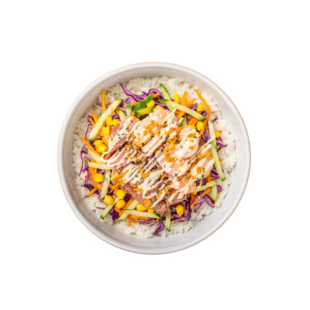 Eine bunte Poke Bowl mit weißem Reis, garniert mit Fischscheiben, Rotkohl, Gurke, Mais und beträufelt mit cremiger Sauce, die für einen frischen Look sorgt.