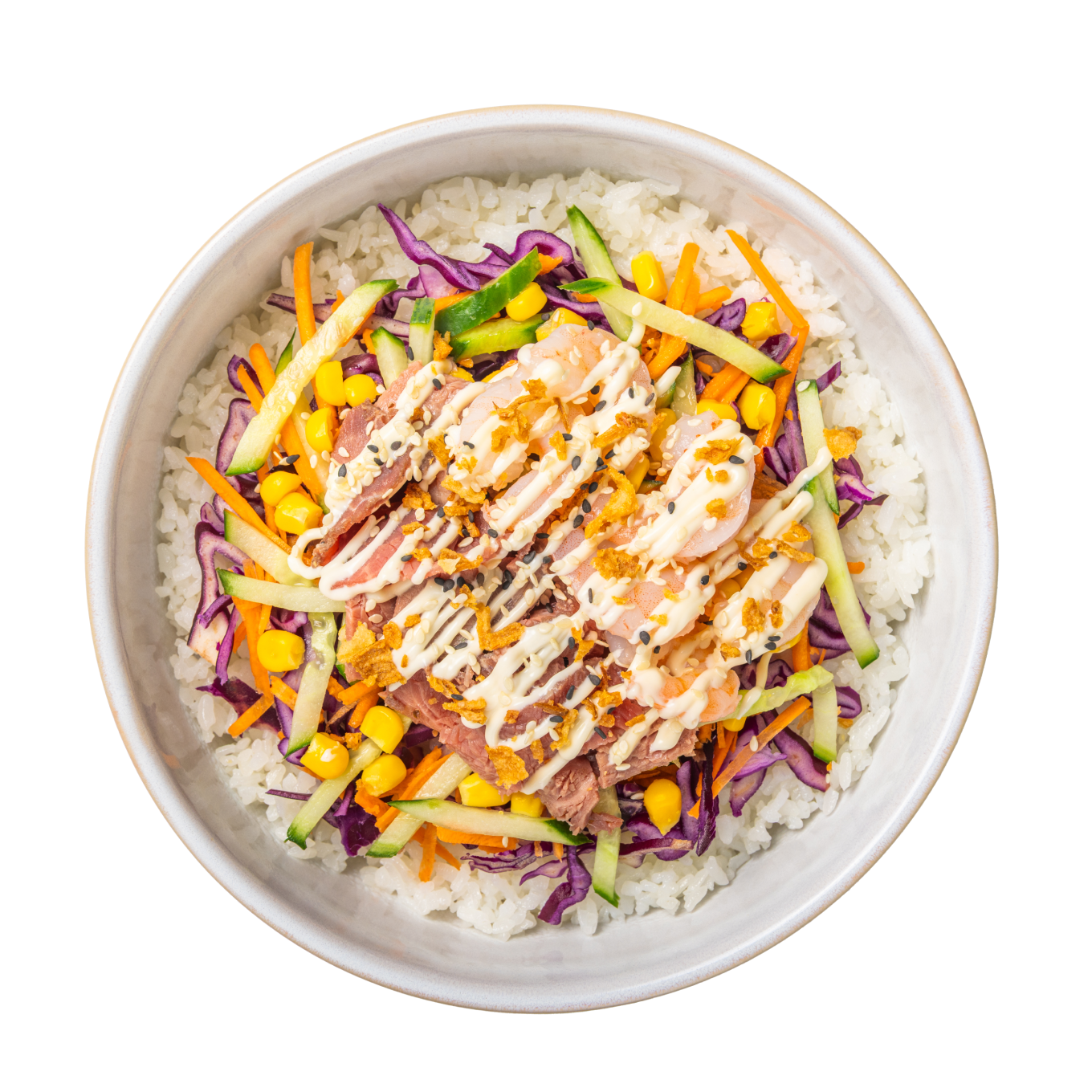 Eine bunte Poke Bowl mit weißem Reis, garniert mit Fischscheiben, Rotkohl, Gurke, Mais und beträufelt mit cremiger Sauce, die für einen frischen Look sorgt.