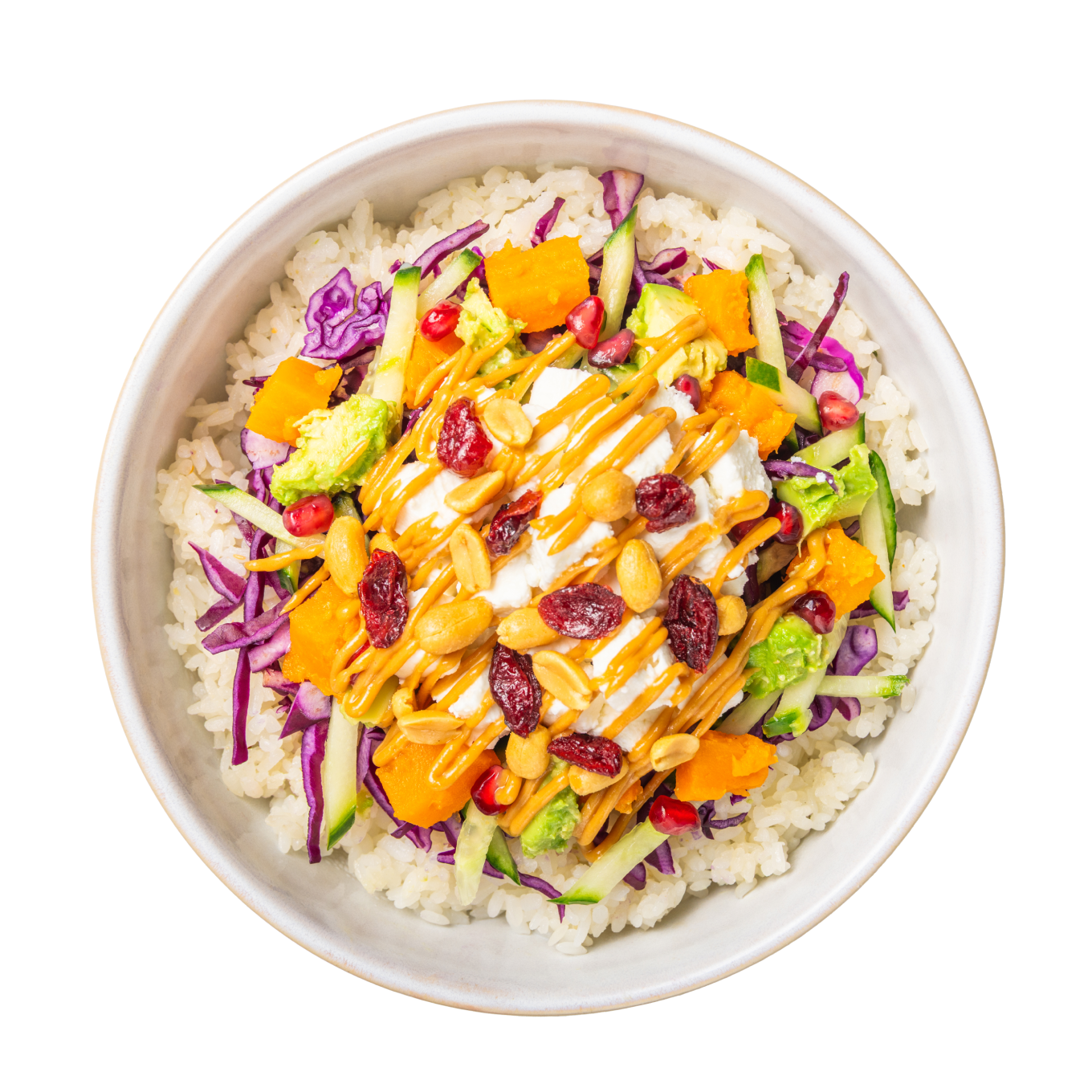 Bunte Reisschüssel mit Rotkohl, orangefarbenen Süßkartoffeln, grünem Brokkoli, Gurke, beträufelt mit Sauce, garniert mit Nüssen und Preiselbeeren. Lebendig und frisch.