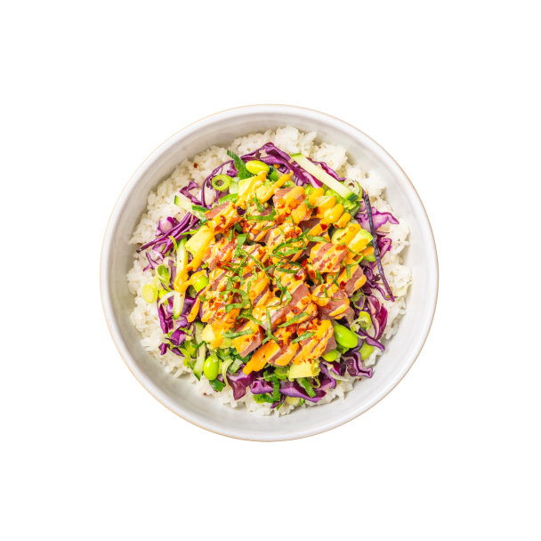 Eine farbenfrohe Poke Bowl mit weißem Reis, garniert mit mariniertem Thunfisch, Avocado, Edamame, Rotkohl, Gurke und beträufelt mit Orangensauce. Hell und frisch.
