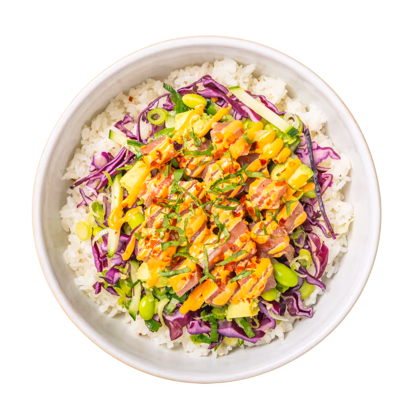 Eine farbenfrohe Poke Bowl mit weißem Reis, garniert mit mariniertem Thunfisch, Avocado, Edamame, Rotkohl, Gurke und beträufelt mit Orangensauce. Hell und frisch.