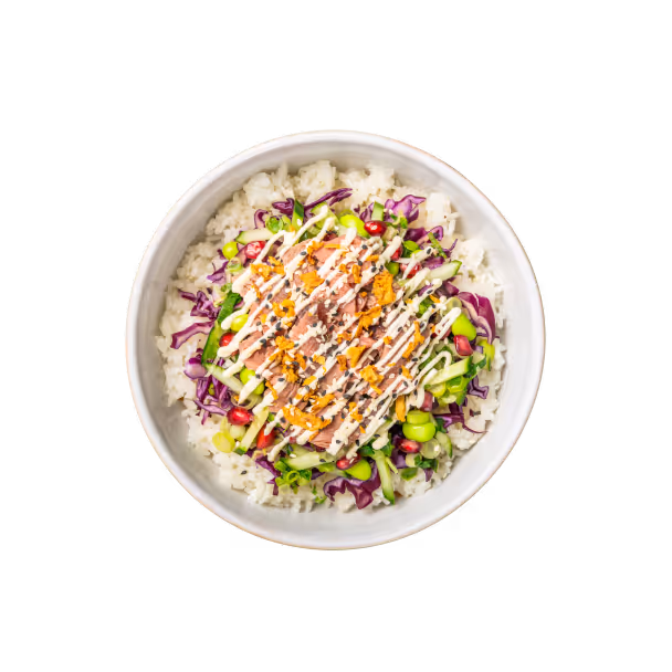 Eine farbenfrohe Poke Bowl mit weißem Reis, garniert mit Beef, Rotkohl, Edamame, Gurke, Granatapfelkernen, knusprigen Zwiebeln und einem Spritzer Sauce.