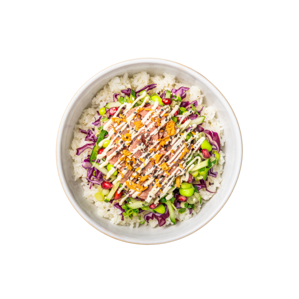 Eine farbenfrohe Poke Bowl mit weißem Reis, garniert mit Beef, Rotkohl, Edamame, Gurke, Granatapfelkernen, knusprigen Zwiebeln und einem Spritzer Sauce.