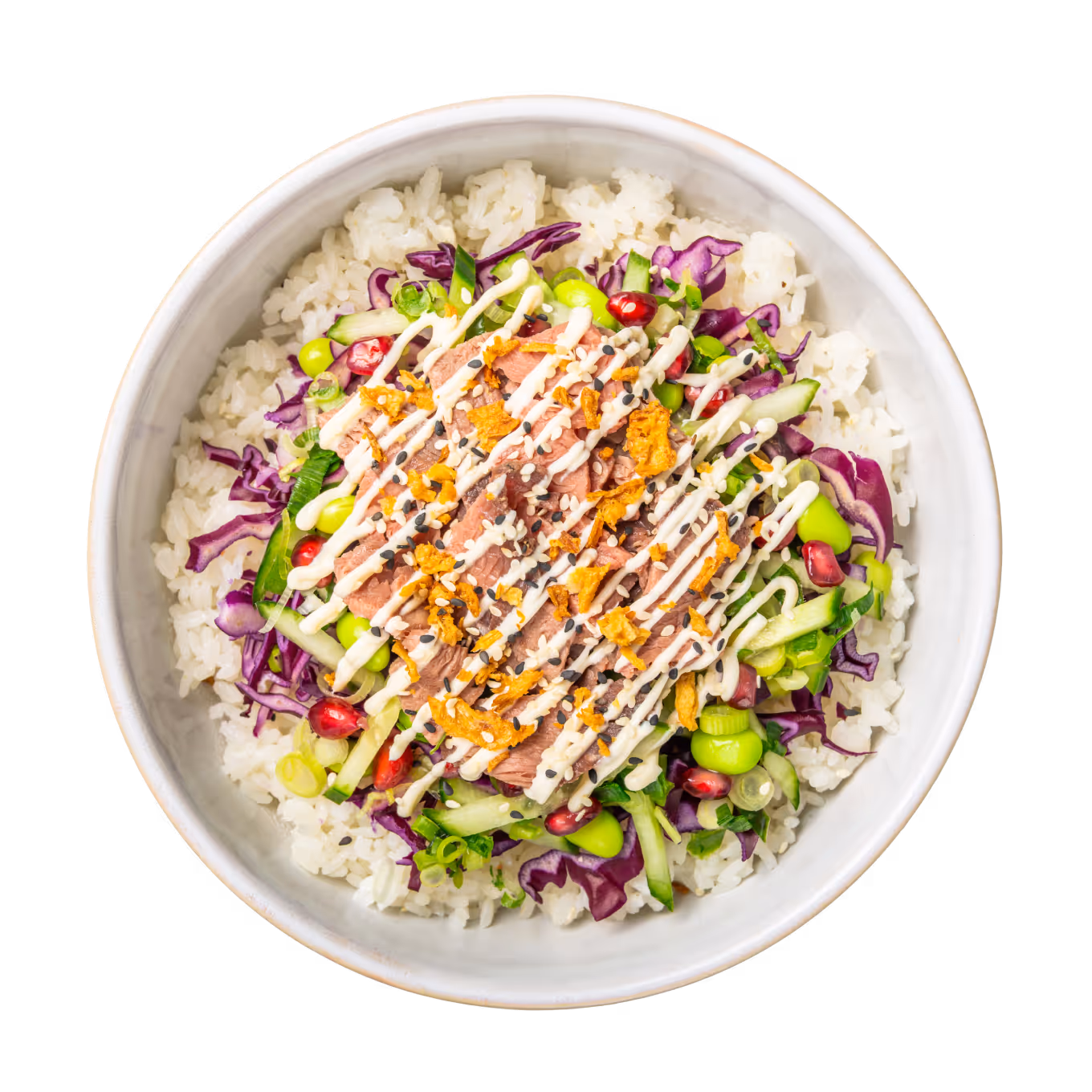 Eine farbenfrohe Poke Bowl mit weißem Reis, garniert mit Beef, Rotkohl, Edamame, Gurke, Granatapfelkernen, knusprigen Zwiebeln und einem Spritzer Sauce.