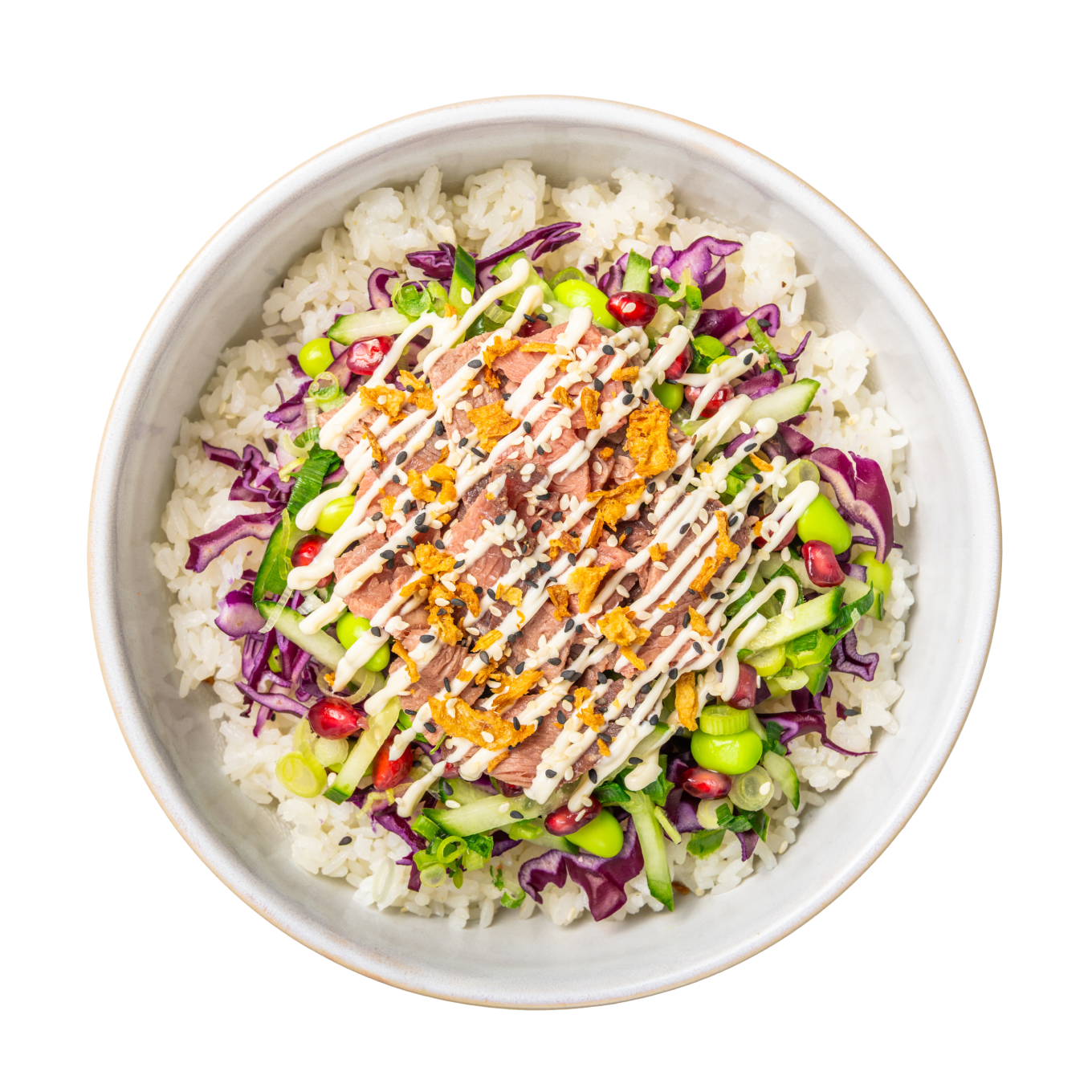 Eine farbenfrohe Poke Bowl mit weißem Reis, garniert mit Beef, Rotkohl, Edamame, Gurke, Granatapfelkernen, knusprigen Zwiebeln und einem Spritzer Sauce.