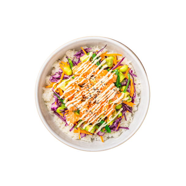 Eine bunte Poke Bowl mit weißem Reis, belegt mit Lachsscheiben, bunten Karotten, Edamame, Avocado, Rotkohl und beträufelt mit cremiger Sauce.