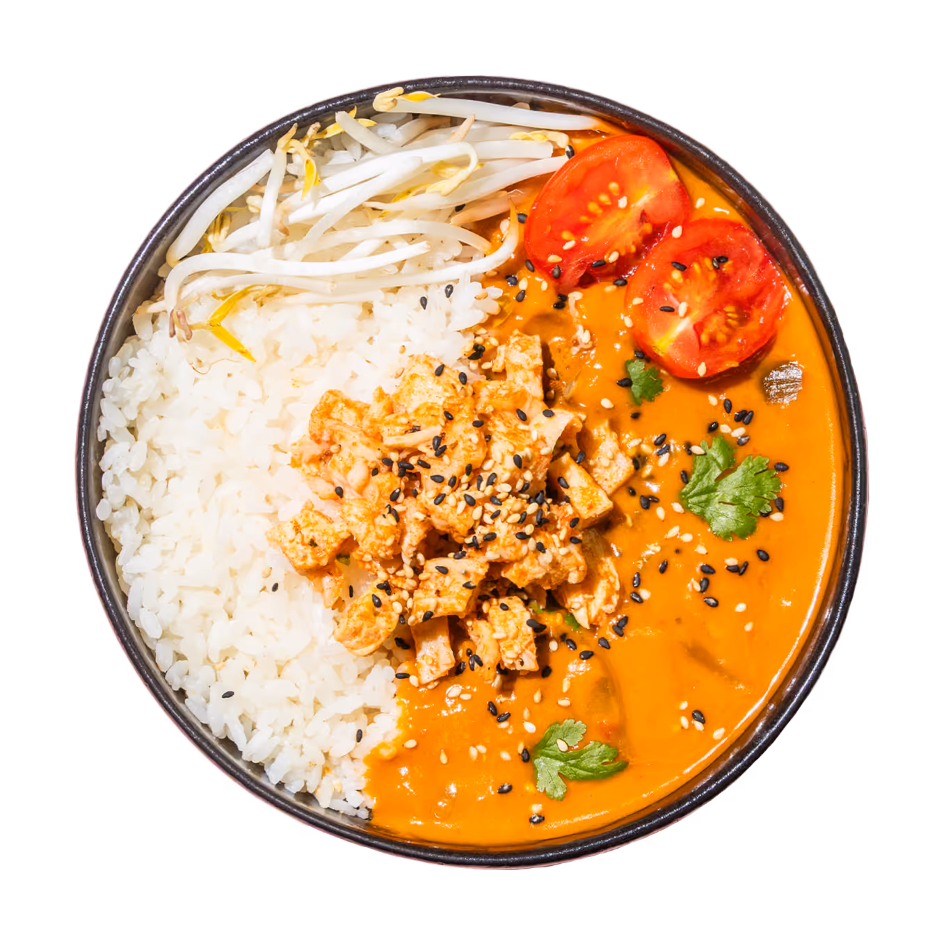 Eine Schüssel leuchtend orangefarbenes Curry mit Tofu, garniert mit Sesamsamen und Koriander. Dazu gibt es weißen Reis, Sojasprossen und Tomatenscheiben.