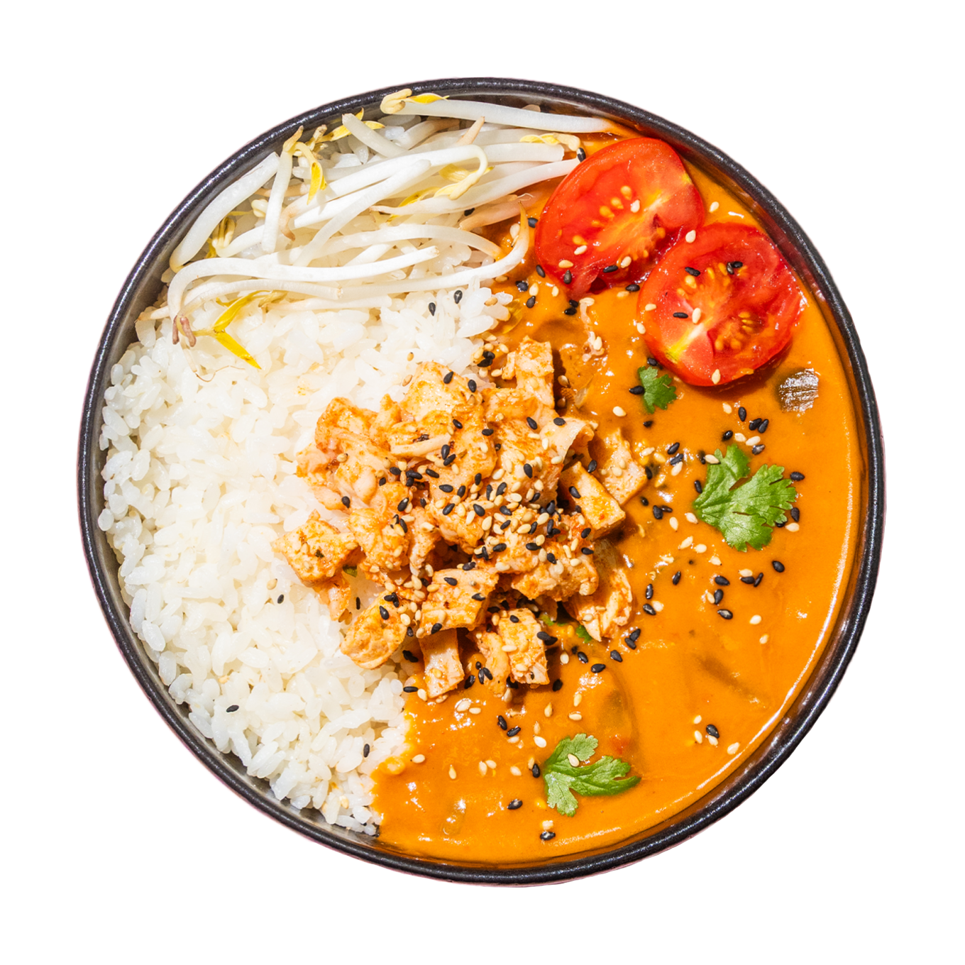 Eine Schüssel leuchtend orangefarbenes Curry mit Tofu, garniert mit Sesamsamen und Koriander. Dazu gibt es weißen Reis, Sojasprossen und Tomatenscheiben.