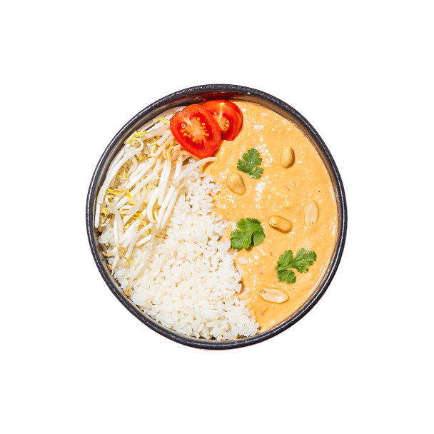 Eine Schüssel mit Reis, Sojasprossen und cremiger Orangensauce, garniert mit Erdnüssen, Koriander und geschnittenen Kirschtomaten auf schwarzem Hintergrund.