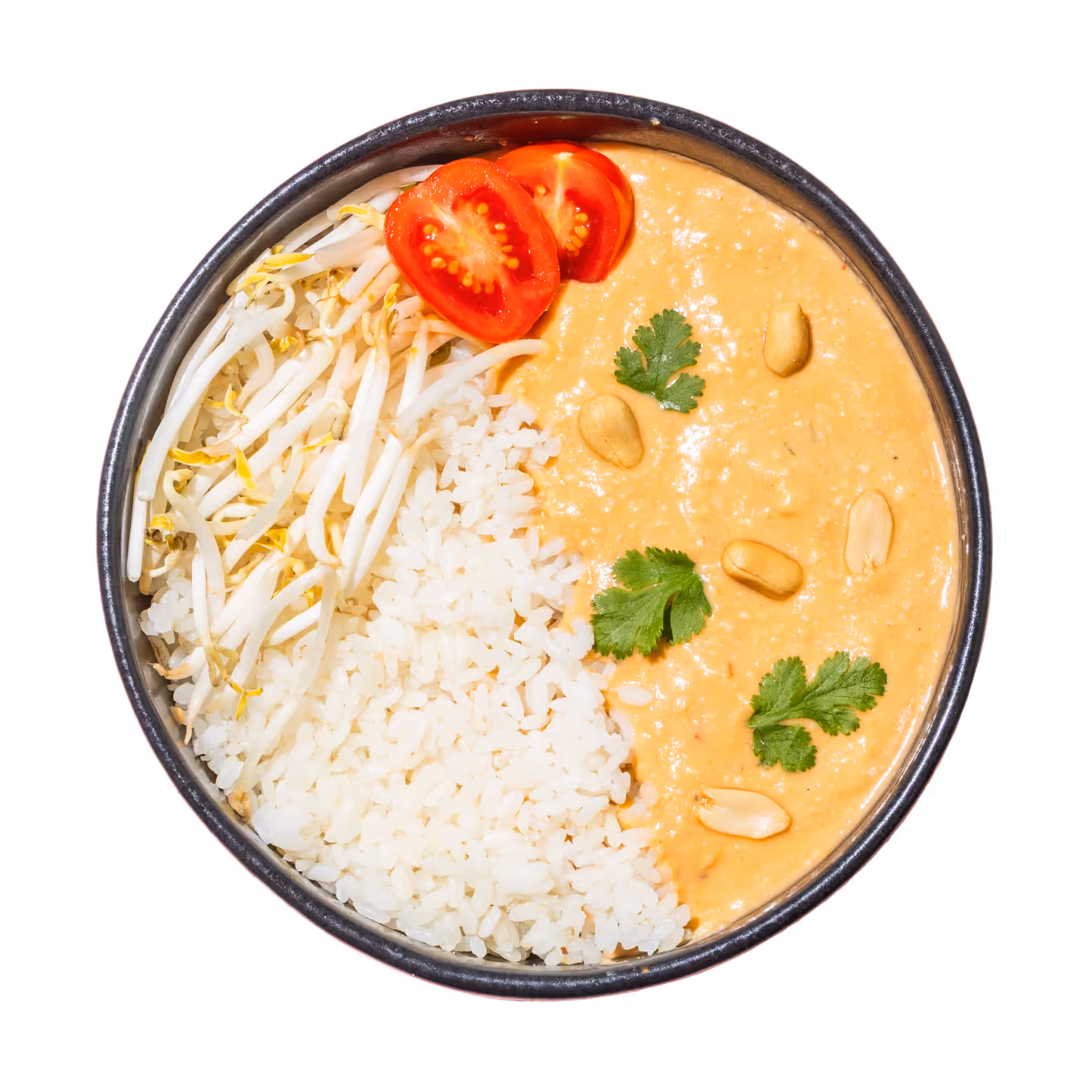 Eine Schüssel mit Reis, Sojasprossen und cremiger Orangensauce, garniert mit Erdnüssen, Koriander und geschnittenen Kirschtomaten auf schwarzem Hintergrund.
