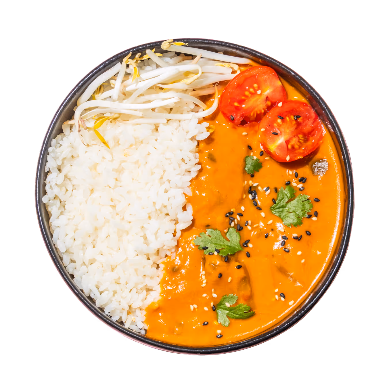 Eine runde Schüssel enthält weißen Reis, frische Sojasprossen und Orangencurry, garniert mit Tomatenscheiben, Koriander und schwarzen Sesamsamen auf schwarzem Hintergrund.