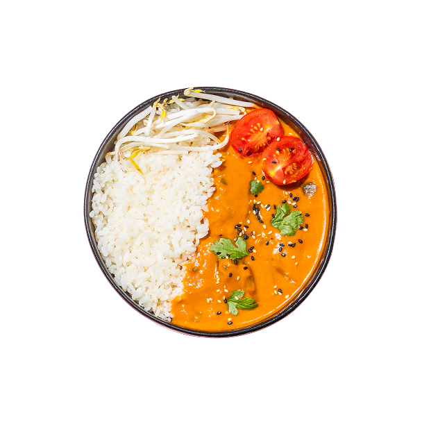 Eine runde Schüssel enthält weißen Reis, frische Sojasprossen und Orangencurry, garniert mit Tomatenscheiben, Koriander und schwarzen Sesamsamen auf schwarzem Hintergrund.