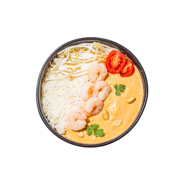 Eine Draufsicht auf eine Schüssel mit Garnelen, cremiger Sauce, Reis, Sojasprossen, Kirschtomatenscheiben, Erdnüssen und Koriander. Es ist farbenfroh und appetitlich.