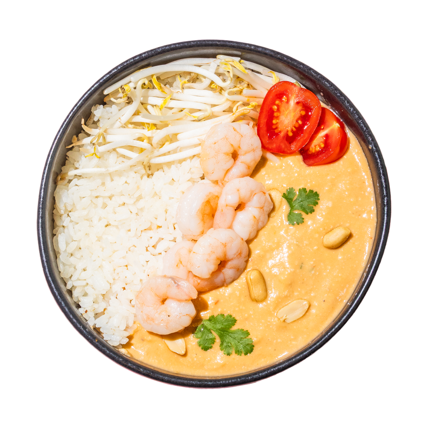 Eine Draufsicht auf eine Schüssel mit Garnelen, cremiger Sauce, Reis, Sojasprossen, Kirschtomatenscheiben, Erdnüssen und Koriander. Es ist farbenfroh und appetitlich.