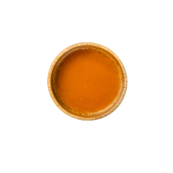Eine Schüssel mit orangefarbener Sauce.