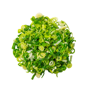 Ein Haufen gehackter grüner Jungzwiebeln.