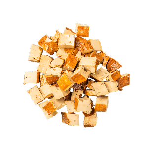 Tofu Stücke auf einem Stapel.