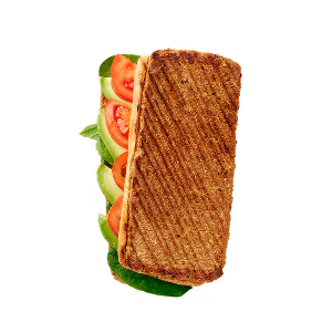 Gegrilltes Panini auf schwarzem Hintergrund mit sichtbaren Schichten aus frischem Salat, Tomatenscheiben und Avocado. Das Sandwich weist Grillstreifen auf, die auf Wärme hindeuten.