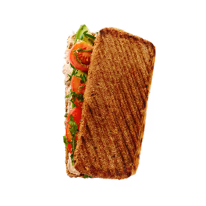 Ein gegrilltes Panini-Sandwich mit sichtbaren Schichten von Rucola, Tomatenscheiben und cremigem Aufstrich auf geröstetem Brot vor schwarzem Hintergrund.