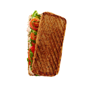 Ein gegrilltes Panini-Sandwich mit sichtbaren Schichten von Rucola, Tomatenscheiben und cremigem Aufstrich auf geröstetem Brot vor schwarzem Hintergrund.