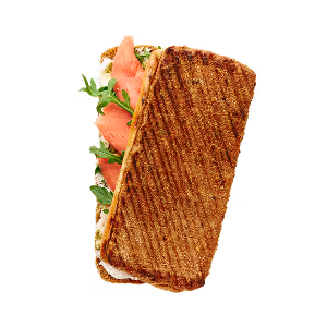 Ein gegrilltes Panini-Sandwich gefüllt mit Räucherlachs, frischem Rucola und Frischkäse. Das Sandwich ist auf schwarzem Hintergrund abgebildet, wodurch seine Texturen besonders gut zur Geltung kommen.