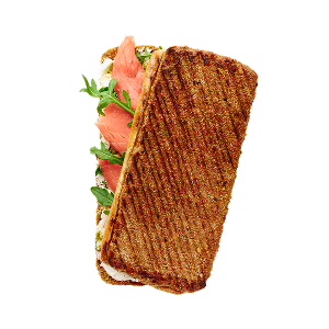 Ein gegrilltes Panini-Sandwich gefüllt mit Räucherlachs, frischem Rucola und Frischkäse. Das Sandwich ist auf schwarzem Hintergrund abgebildet, wodurch seine Texturen besonders gut zur Geltung kommen.