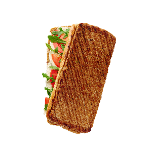 Gegrilltes Sandwich mit knusprigem Brot, gefüllt mit Salat, Tomaten und Käse, auf schwarzem Hintergrund, wodurch die frischen Zutaten und Texturen hervorgehoben werden.