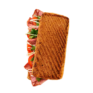 Gegrilltes Panini mit Roastbeef, Tomaten, Gemüse und weißer Soße auf schwarzem Hintergrund. Das Bild vermittelt ein frisches und appetitliches Gefühl.