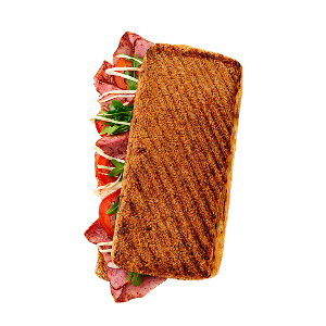Gegrilltes Panini mit Roastbeef, Tomaten, Gemüse und weißer Soße auf schwarzem Hintergrund. Das Bild vermittelt ein frisches und appetitliches Gefühl.