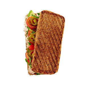 Ein gegrilltes Panini-Sandwich gefüllt mit Tomatenscheiben, Jalapeños und Salat vor schwarzem Hintergrund – ein frischer und appetitlicher Anblick.