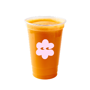 Ein transparenter Becher, gefüllt mit leuchtend orangefarbenem Saft und verziert mit einem weißen Blumenlogo, hebt sich von einem schlichten schwarzen Hintergrund ab.