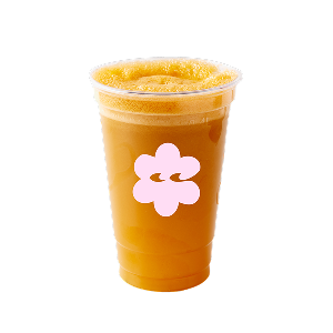 Ein mit Orangensaft gefüllter Plastikbecher vor schwarzem Hintergrund, auf dem ein rosafarbenes Blumenlogo prangt, das Frische und Vitalität symbolisiert.