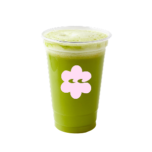 Ein grüner Smoothie in einem durchsichtigen Becher mit einem pinkfarbenen Blumenlogo auf schwarzem Hintergrund. Das Getränk wirkt erfrischend und lebendig und lässt auf ein gesundes Getränk schließen.
