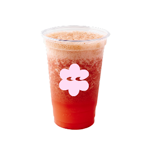 Ein frostiges, rot-braun geschichtetes Getränk in einem durchsichtigen Becher mit einem weißen Blumenlogo vor schwarzem Hintergrund, das eine erfrischende Atmosphäre vermittelt.