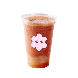 Ein eiskaltes, braun-oranges Getränk in einem durchsichtigen Becher mit einem rosa Blumenlogo vor schwarzem Hintergrund, das ein erfrischendes und modernes Gefühl vermittelt.