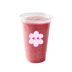 Ein Plastikbecher, gefüllt mit einem rosa Smoothie und mit einem weißen Blumenlogo auf der Vorderseite, vor einem schlichten schwarzen Hintergrund.