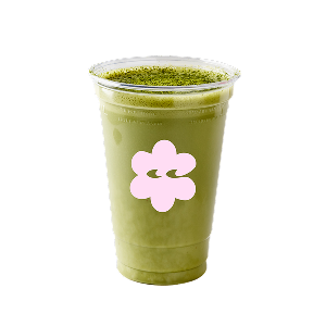 Ein durchsichtiger Plastikbecher gefüllt mit Eiskaffee-Matcha, bestreut mit grünem Pulver. Der Becher ziert ein rosafarbenes Blumenlogo. Vor einem einfarbig schwarzen Hintergrund.