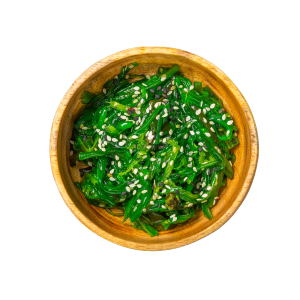 Eine Schüssel gefüllt mit grünem Seetang und bestreut mit Sesamsamen.