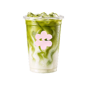 Durchsichtiger Kunststoffbecher mit Eis-Matcha-Latte – grün und weiß marmoriert, mit Eiswürfeln und einer Grafik einer rosa Blume –, freigestellt vor schwarzem Hintergrund.