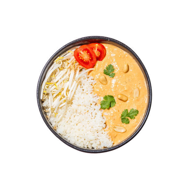 Eine Schüssel mit Reis, Sojasprossen und cremiger Orangensauce, garniert mit Erdnüssen, Koriander und geschnittenen Kirschtomaten auf schwarzem Hintergrund.